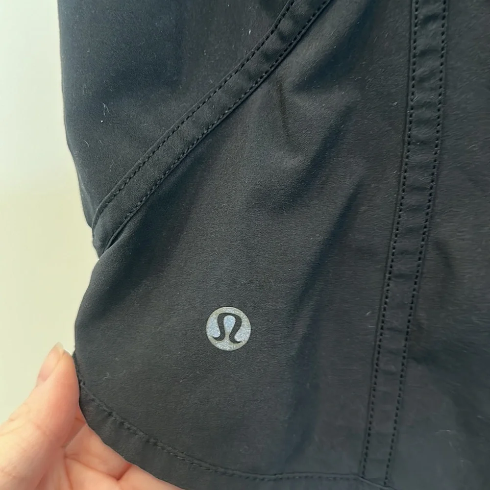 lululemon tracker short IV (color: black, size: 4) - Picture 4 of 4